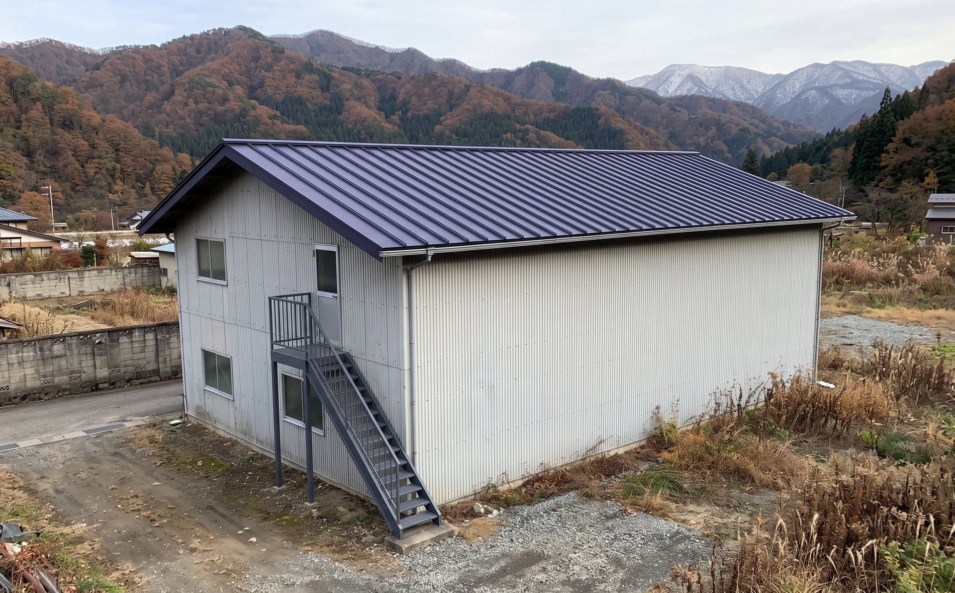 塗り替えた折板屋根と鉄骨の階段（イメージ）
